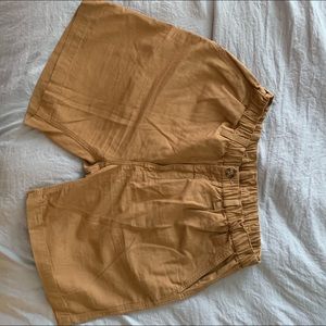 Men’s beige cargo shorts!☀️